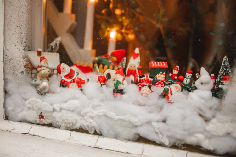 Joulukoristeita ikkunalla lähikuvassa.