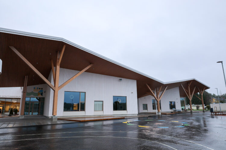 Uotilanrinteen monitoimikeskuksen julkisivua.
