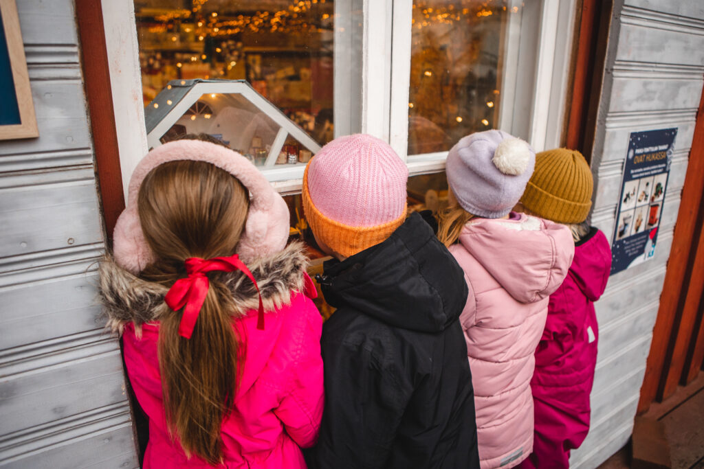 Lapset katsomassa Tammelan tonttumaan ikkunaa.