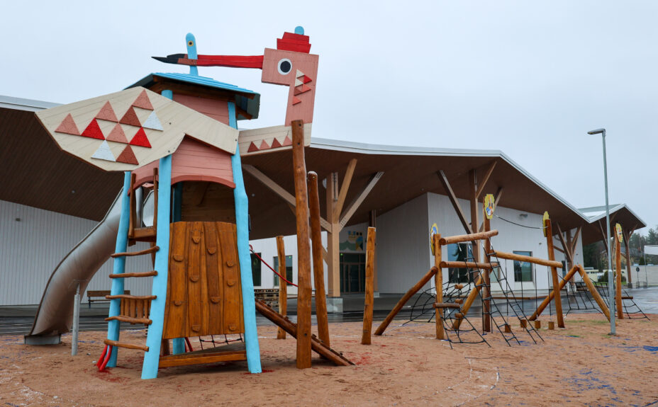 Pihan leikkivälineitä.