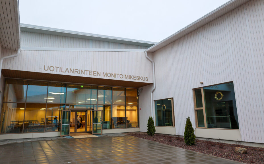 Uotilanrinteen monitoimikeskuksen pääsisäänkäynti