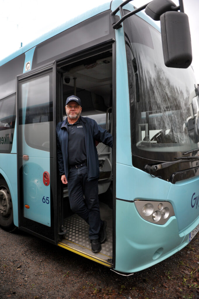 Kuvassa kuljettaja Jari From nojaamassa Gyyt-bussin oven suussa.
