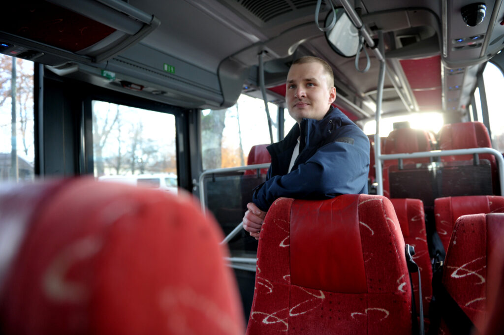 Kuvassa liikennesuunnittelija Mikael Saive istumassa bussissa.