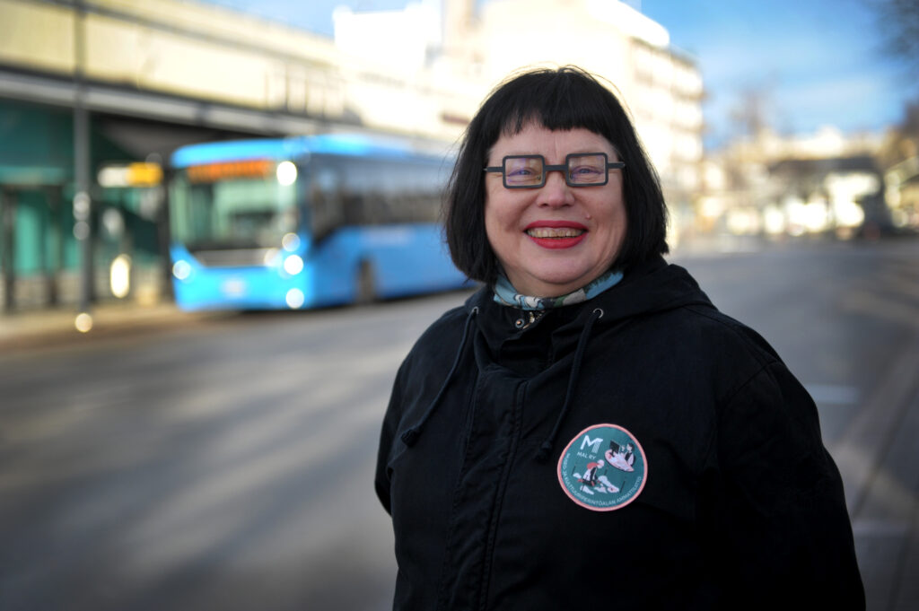 Kuvassa Taina Myllyharju hymyilemässä.