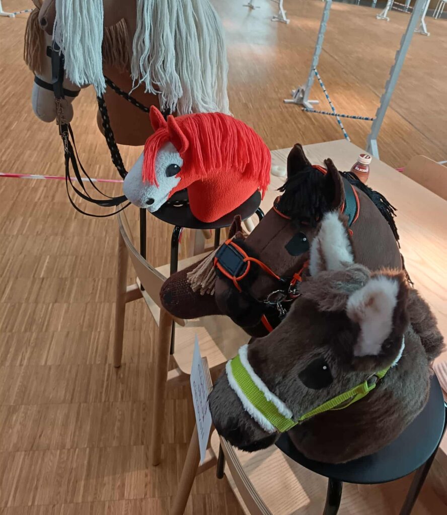 Kuvassa keppihevosia rivissä.