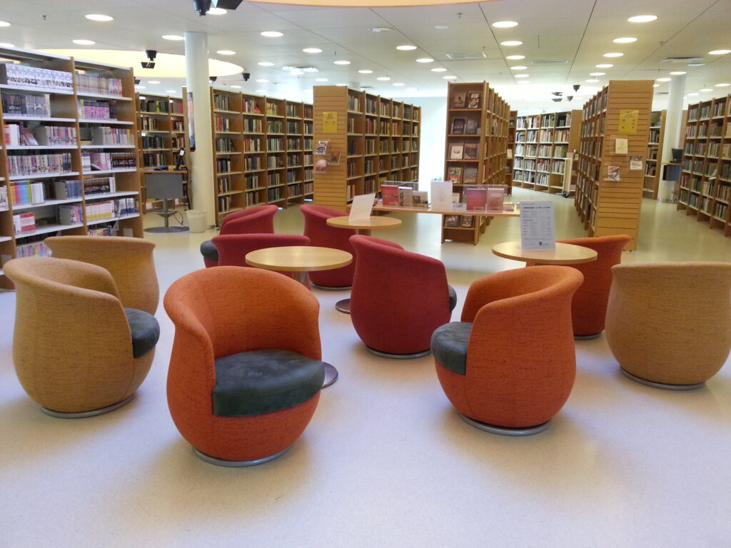 Nojatuoleja pääkirjaston yläkerrassa.