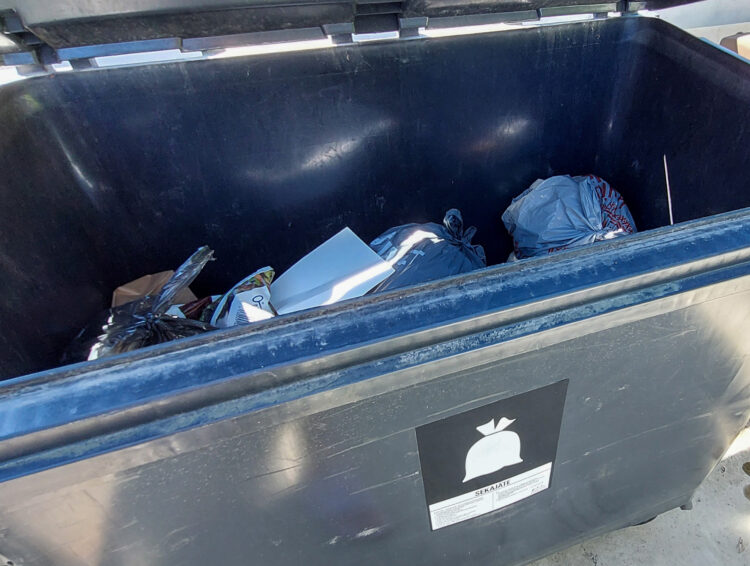 Sekajäteastia lähikuvassa.