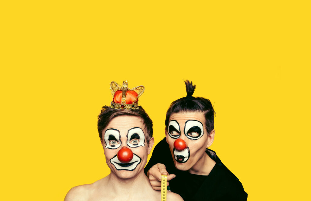 Kaksi klovnia keltaisella taustalla. 