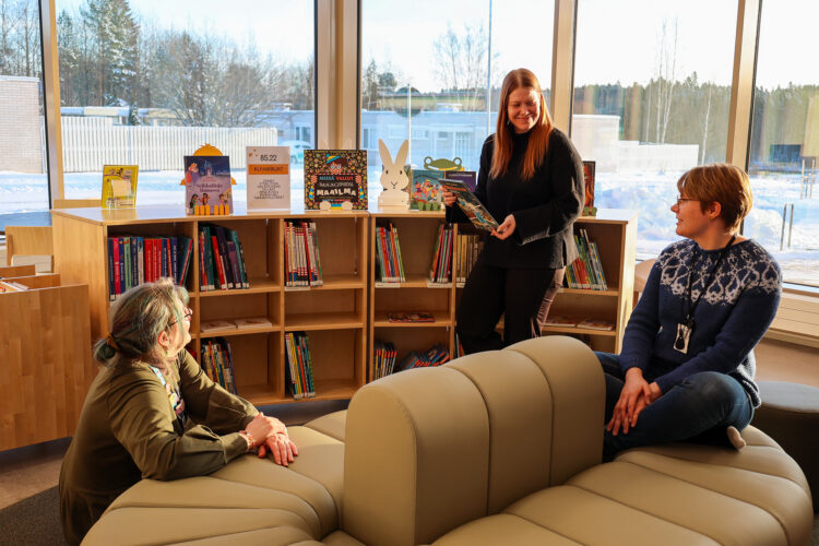 Kuvassa vasemmalta oikealle vastaava kirjastonhoitaja Katriina Sarkkinen, kirjastonhoitaja Nina Kaerla ja kirjastonhoitaja Maria Salmi.