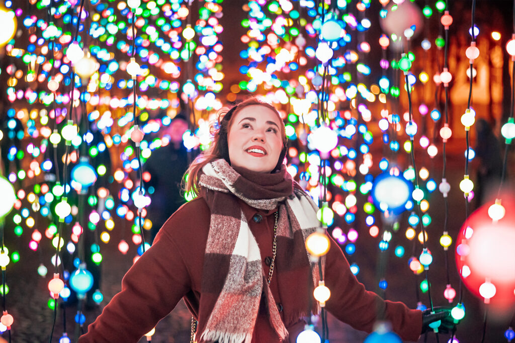 Nainen katsomassa Lumen valottaideteosta.