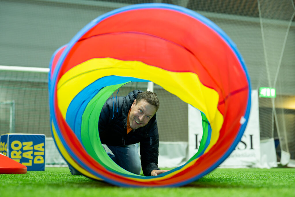 Kuvassa Mikko "Peltsi" Peltola kurkistamassa leikkiputkesta.