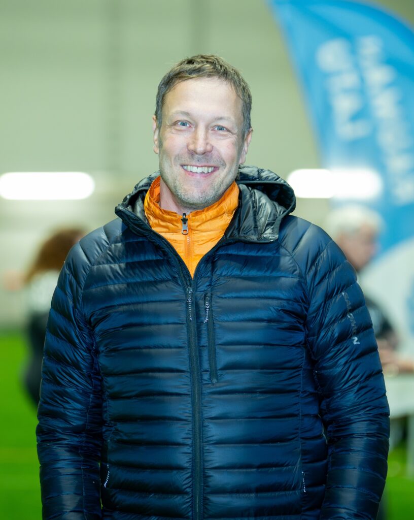 Kuvassa Mikko "Peltsi" Peltola hymyilemässä.