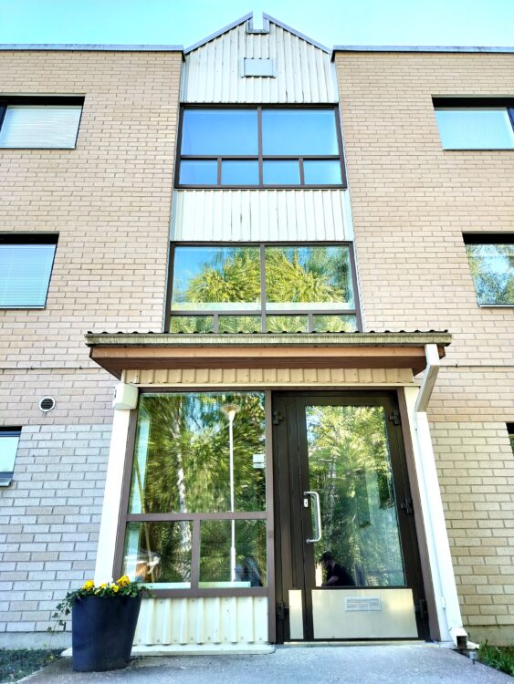 Sompapolku 3 A-rappu ulko-ovi.