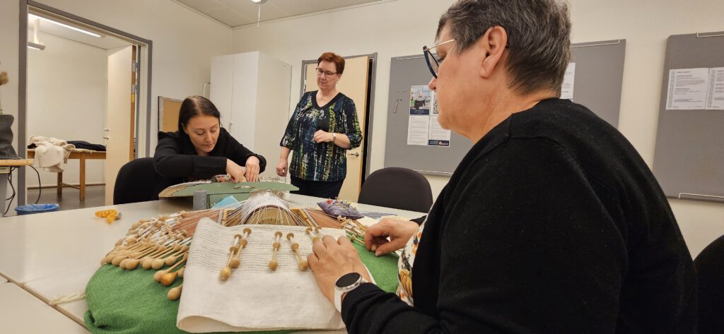 Pitsinnyplääjiä kansalaisopiston kurssilla.