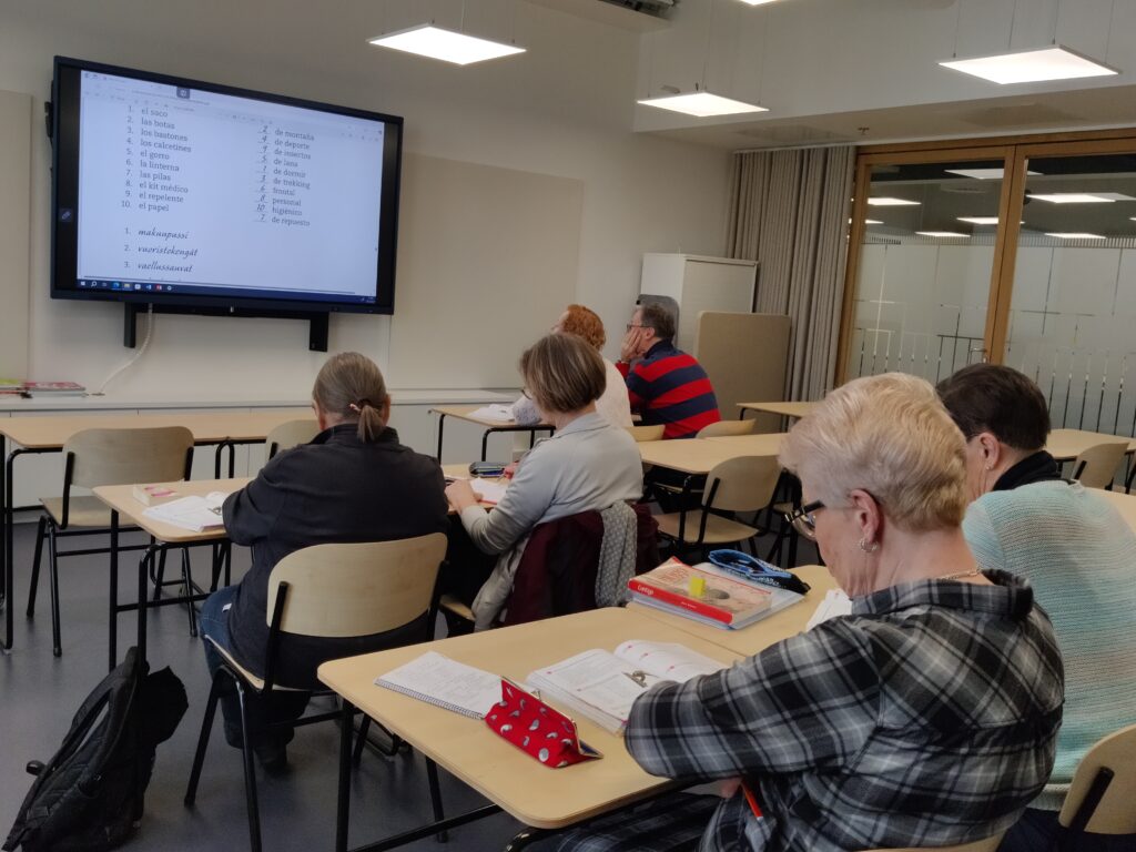 Opiskelijoita Rauman kansalaisopiston kurssilla.