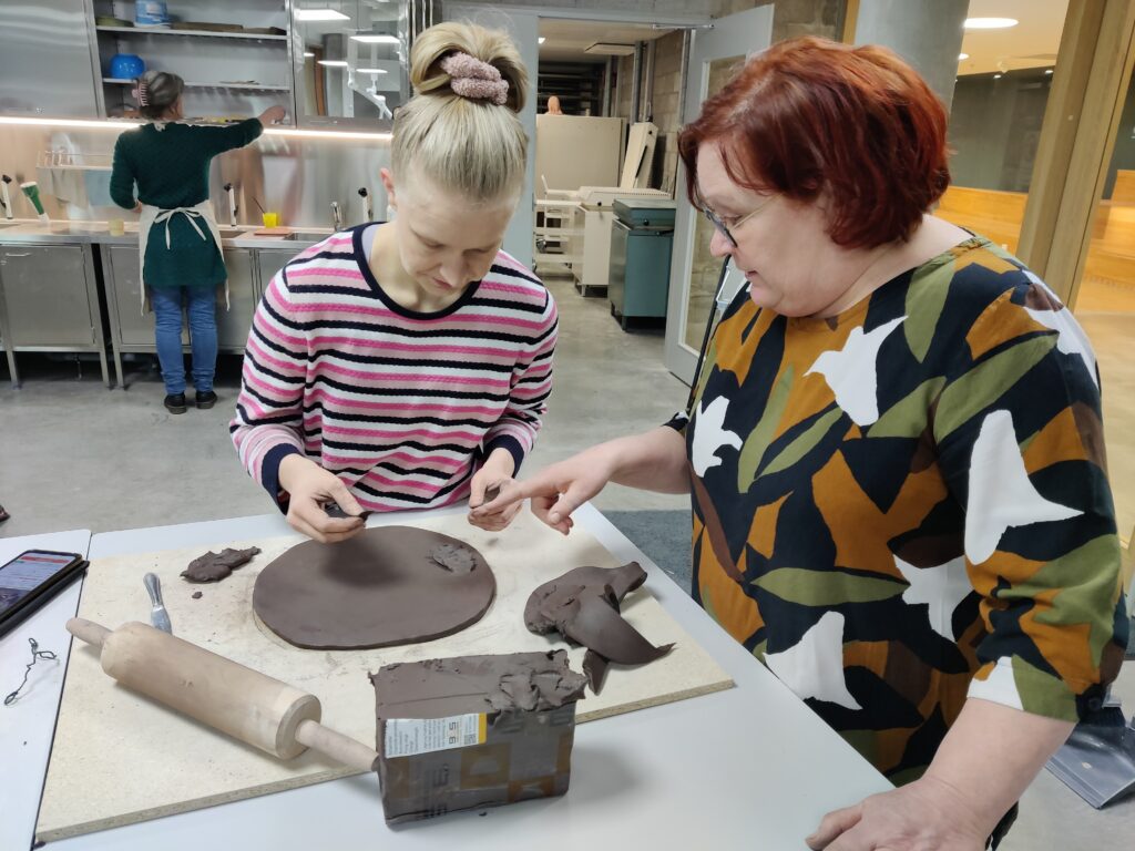 Opetusta kansalaisopiston keramiikkatunnilla.