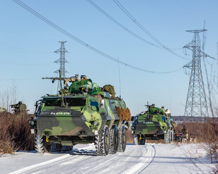 Puolustusvoimien kalustoa.