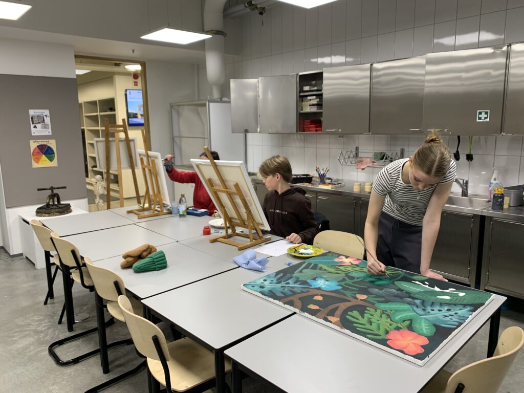 Rauman kuvataidekoulu Maalauspajassa maalataan tauluja