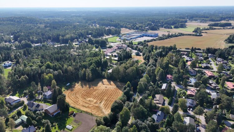 Ilmakuvassa asutusta, pelto- ja metsämaisemaa Lapista.