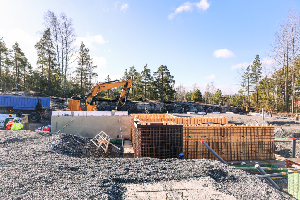 Yleiskuvaa Papinpellon nuorisotilan ja työpajan työmaasta.