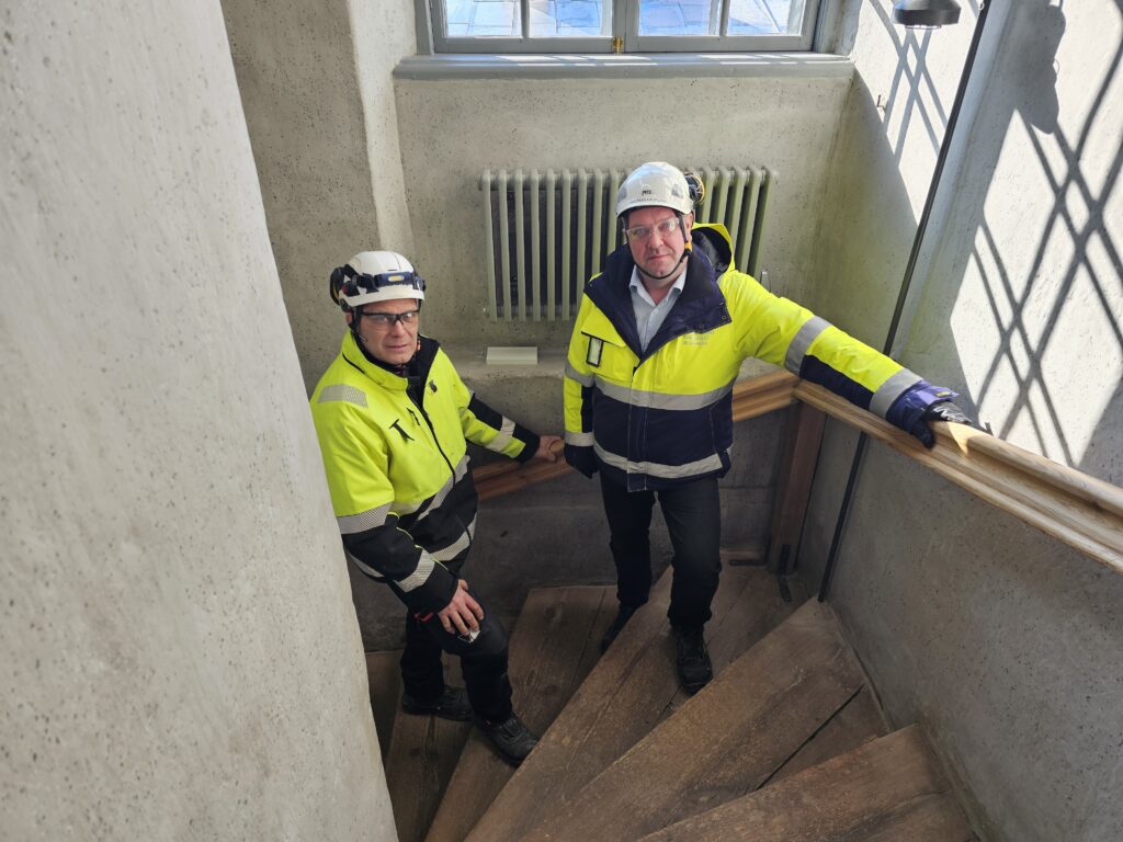 Kuvassa Rakennustyöt Ville Kauppi Oy:n työnjohtaja Janne Nakkila ja Rauman kaupungin rakennuttajainsinööri Mitri Vahamäki seisomassa portaikossa.