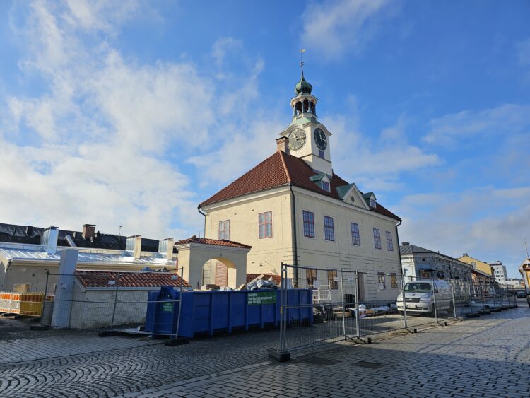 Kuvassa Rauman raatihuone kuvattuna ulkoa.