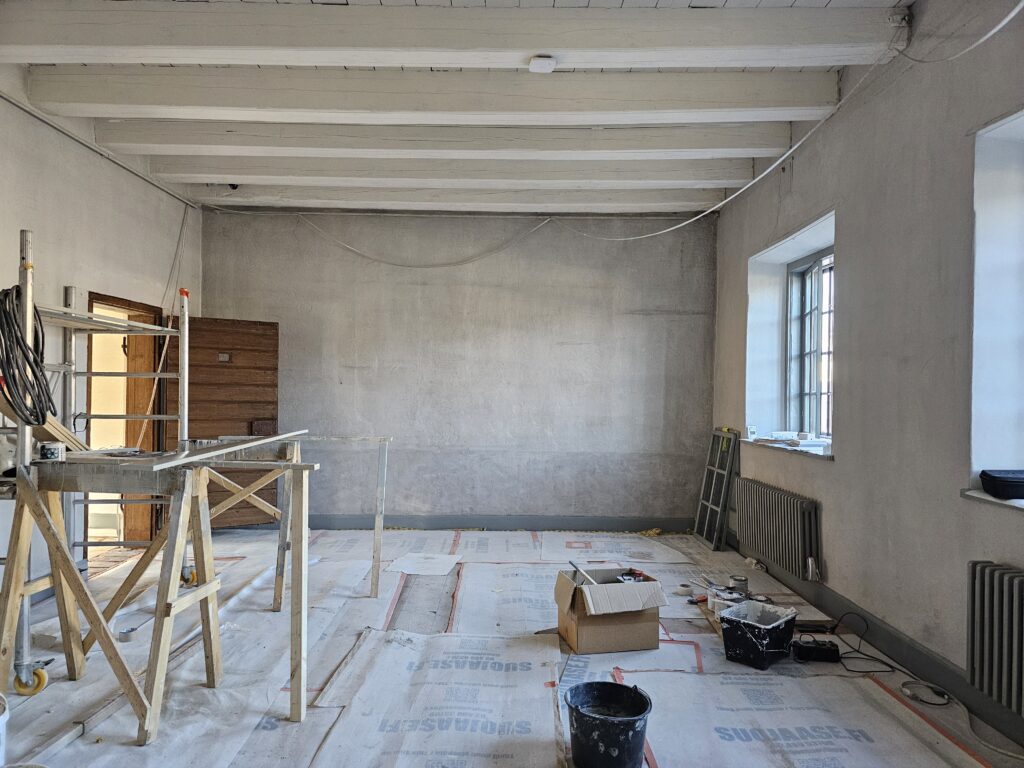 Rauman raatihuone sisältä kuvattuna maalaus- ja korjaustöiden jäljiltä.