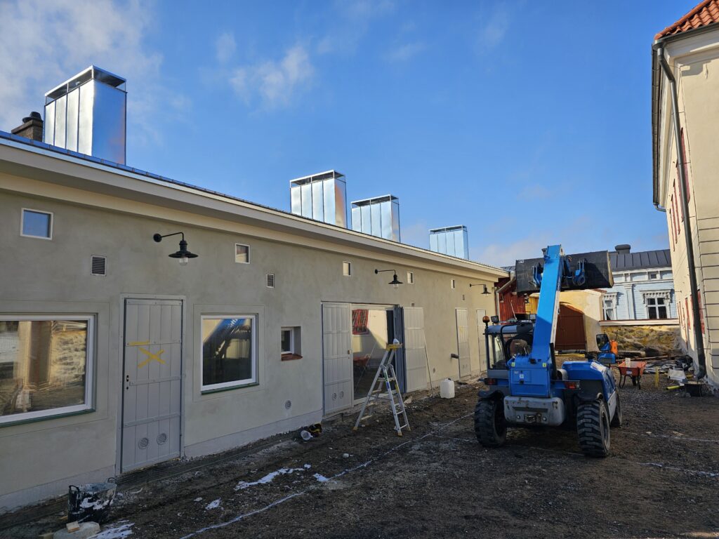 Raatihuoneen uudisrakennus ulkoapäin.