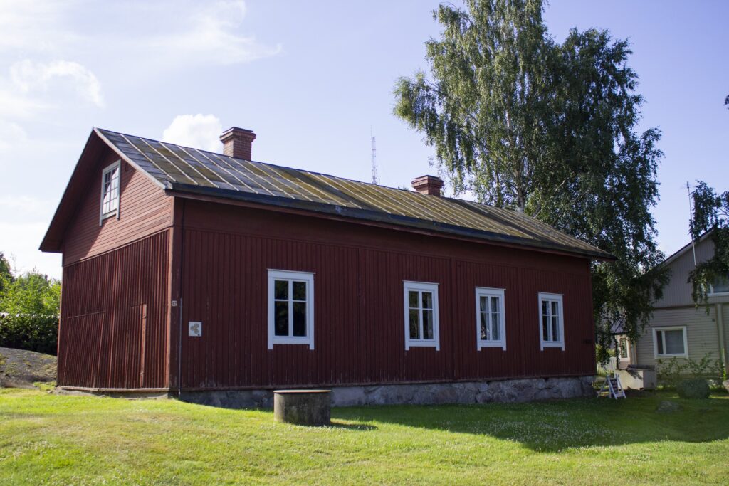 Savenvalajan verstas rakennuksen julkisivu kadun puolelta.