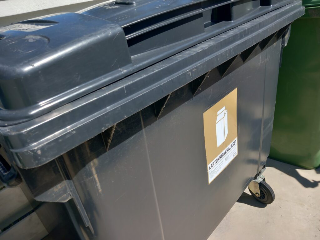 Kuvassa 660L jäteastia.