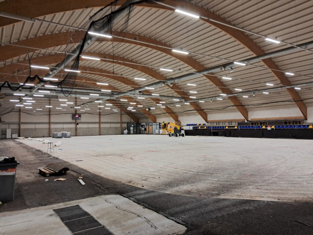 Äijänsuon harjoitusjäähallin pohjalaattaa uusitaan. Kuvaa rakennustöistä.