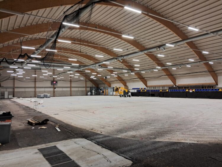 Äijänsuon harjoitusjäähallin pohjalaattaa uusitaan. Kuvaa rakennustöistä.