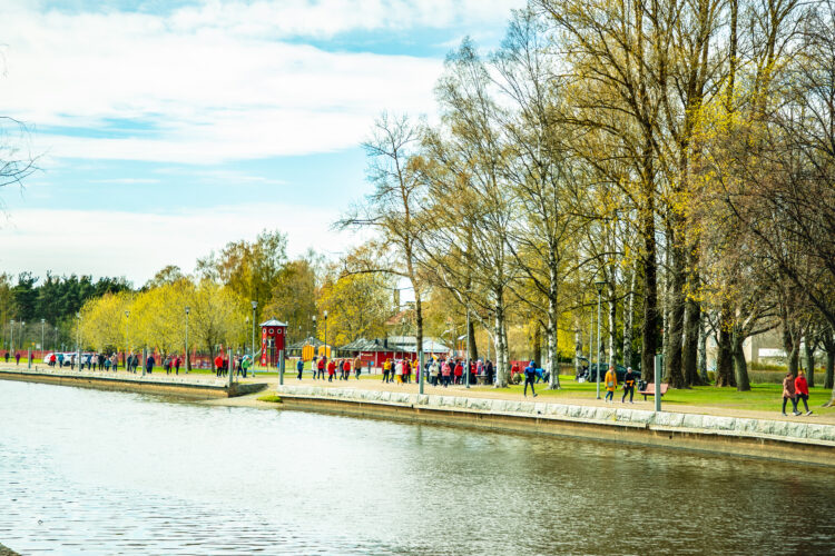 Kanali ympäri käveleviä ihmisiä.