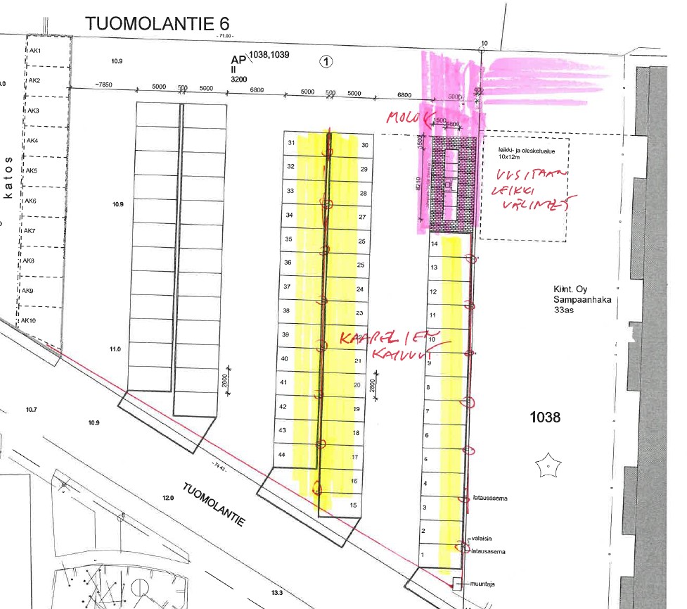 Aluepiirros Tuomolantie 6 autopaikoitusalueesta, jossa merkitty kaapeleiden kaivuualueet.