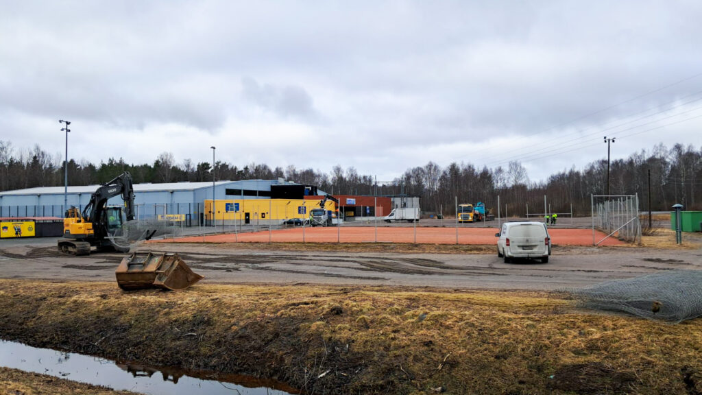 Lähdepellon urheilukeskuksen pysäköintialue.