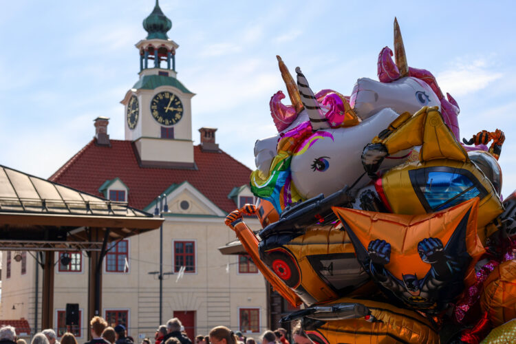 Kuvassa vappupalloja, taustalla Rauman raatihuone.