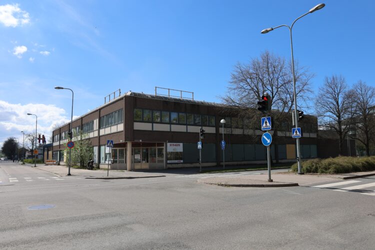 Nortamonkadun ja Karjalankadun risteyksessä sijaitseva liikerakennus.