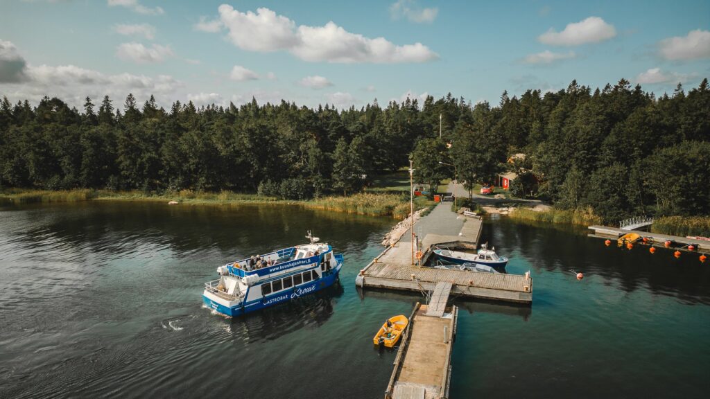 Reittivene saapumassa Kuuskajaskariin