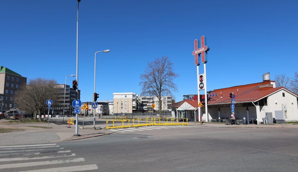 Kuvassa Tehtaankadun ja Nortamonkadun välinen tieosuus. Kuvassa näkyy Hesburger ravintola ja aitoja.