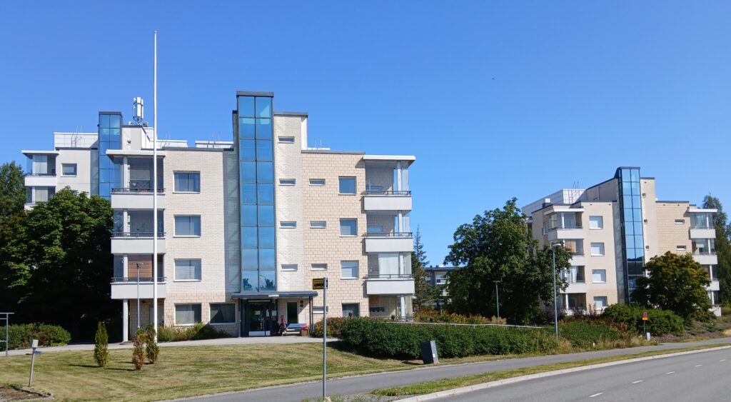 Metsotien kerrostaloja.