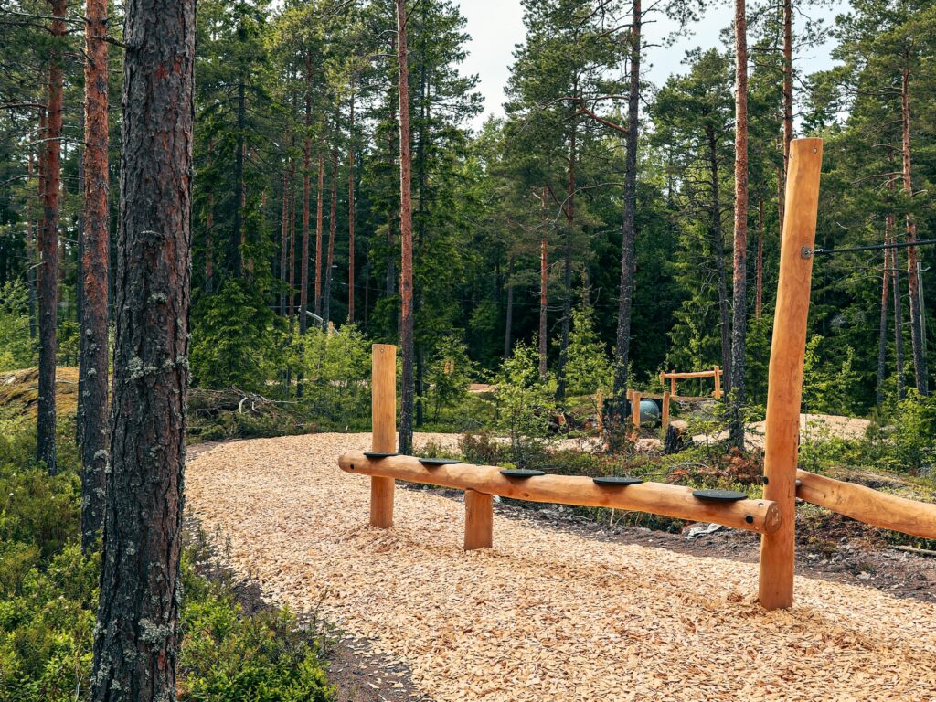 Kuvassa metsässä sijaitseva Pyytjärven toimintarata. Puuhakkeella päällystetyllä radalla etualalla puinen tasapainoeste.