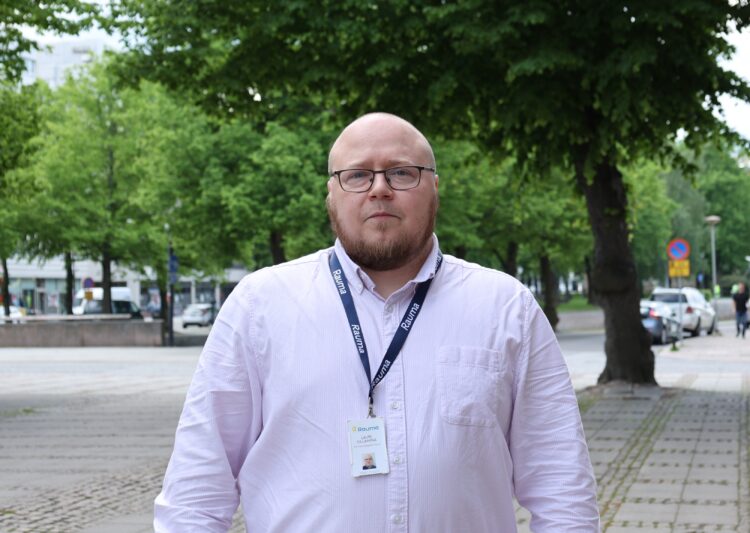 Lauri Sillanpää kanaalin rannalla kuvattuna, kaupungintalon edessä.