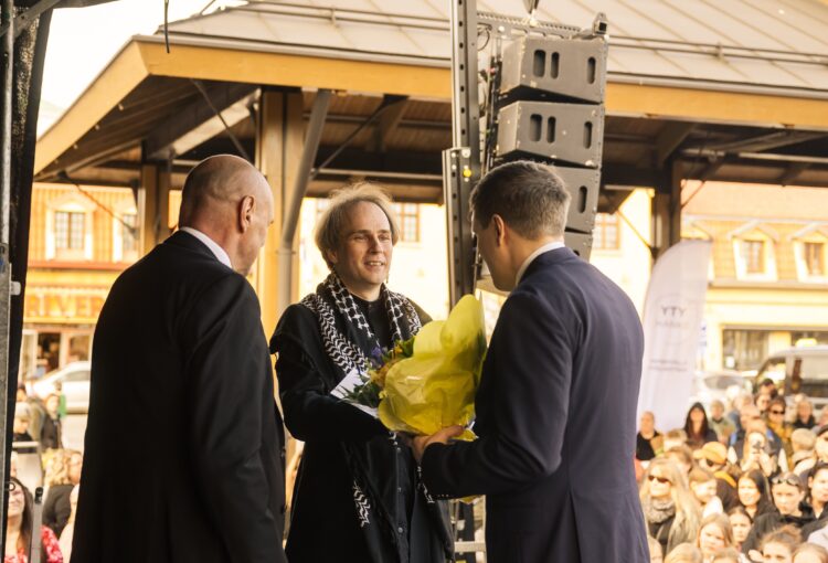 In the photo: Mayor Esko Poikela, Lauri-Matti Parppei and Chair of the City Council Otso Huuska. The Ruorimiehet medal is being presented to Parppei on Rauma Day.