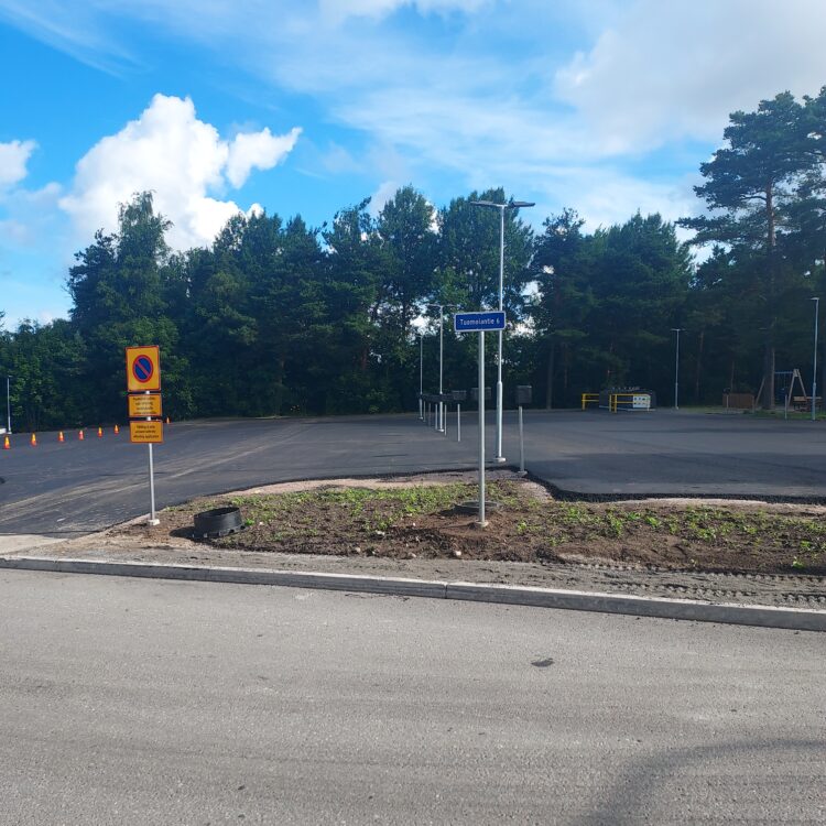 Tuomolantie 6 parkkipaikka.