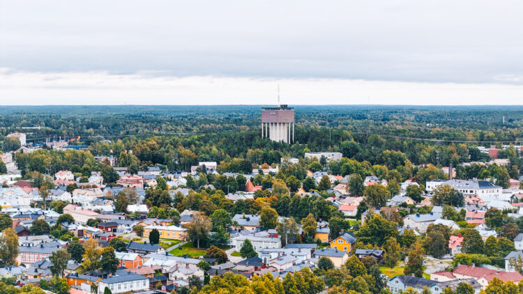 Ilmakuvassa Rauman keskustaa ja vesitorni