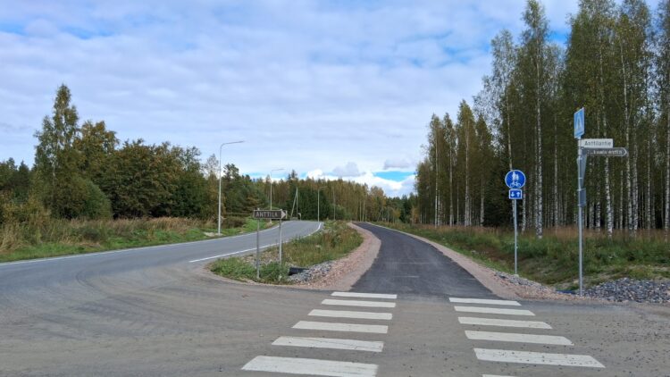 Pyhärannantien uuden osuuden pätkä.