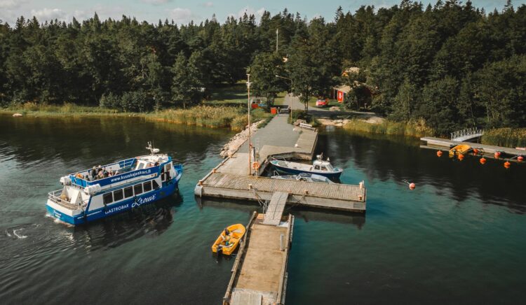 Reittivene saapumassa Kuuskajaskariin.