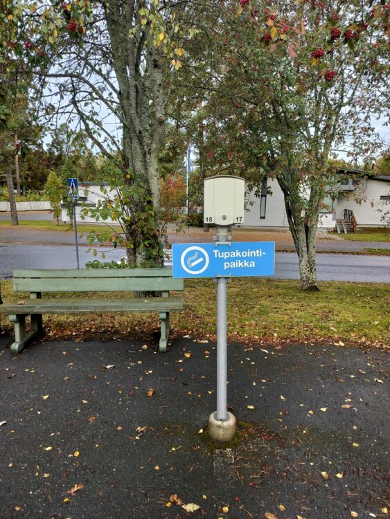 Kyltti tupakointipaikka.