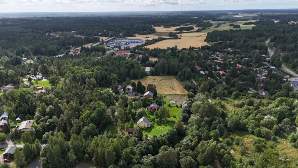 Ilmakuva Lapin alueelta. Maisemassa näkyy asutusta, metsää ja peltoalueita.