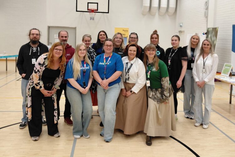 Group photo of the experts and partner organizations participating in the school tour. The photo features representatives from Kela, financial and debt counselling services, the Enforcement Authority of Finland, the Wellbeing Services County of Satakunta, MIELI Mental Health Finland's West Coast Association, and the City of Rauma.